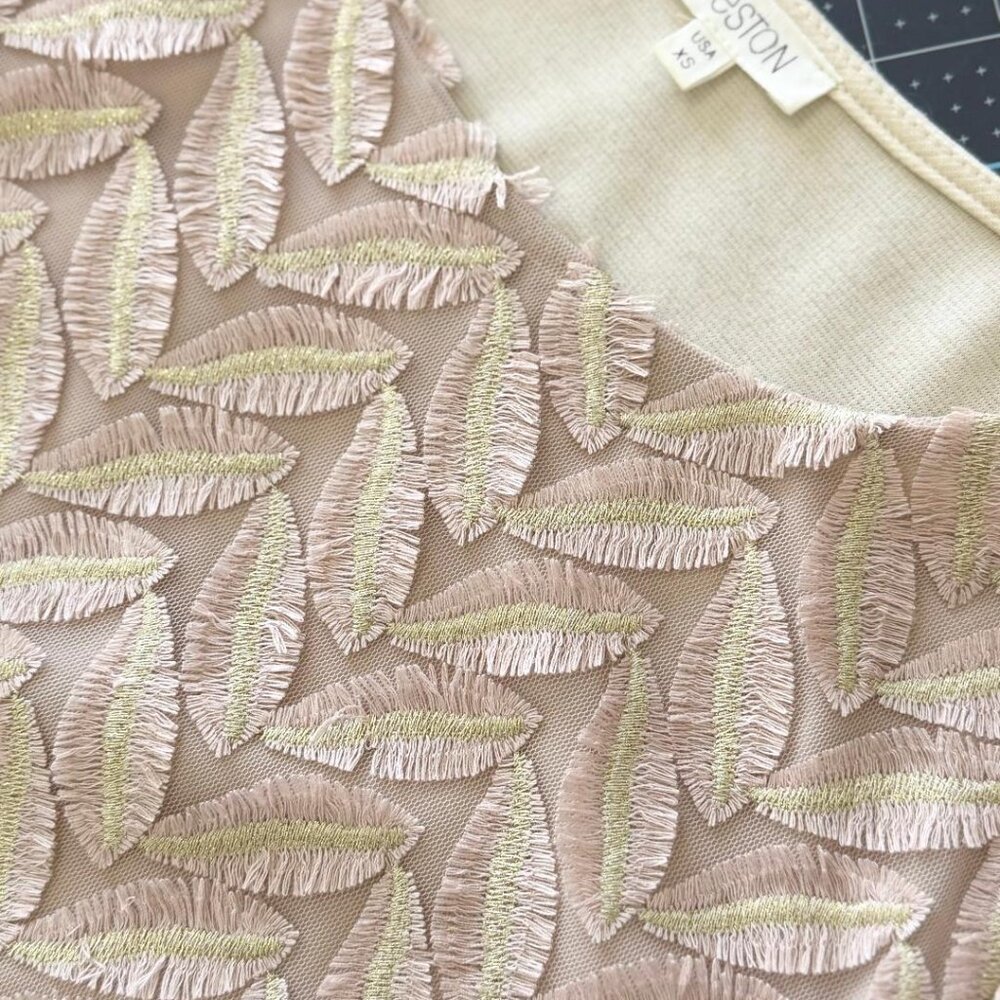 Weston (Anthropologie) Pink Gold Short Sleeve Applique Blouse Top, Size XS - Picture 8 of 8